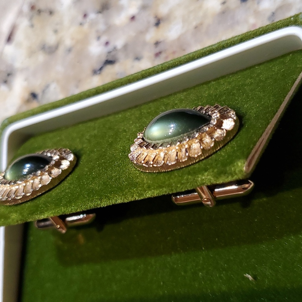 Vintage Swank Gold w Green Faux Gemstone Cufflinks in Original Green Velvet Box - Picture 3 of 7